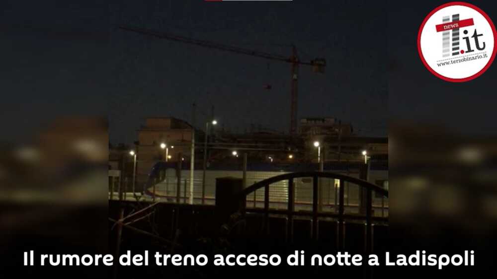 Treno acceso di notte a Ladispoli Treno acceso di notte a Ladispoli