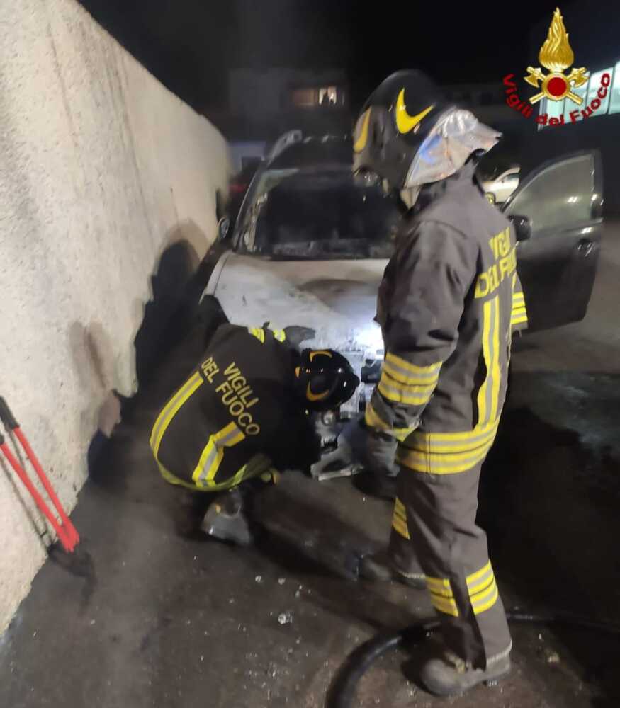 auto bruciate fiamme vvf vigili fuoco pompieri auto bruciate fiamme vvf vigili fuoco pompieri