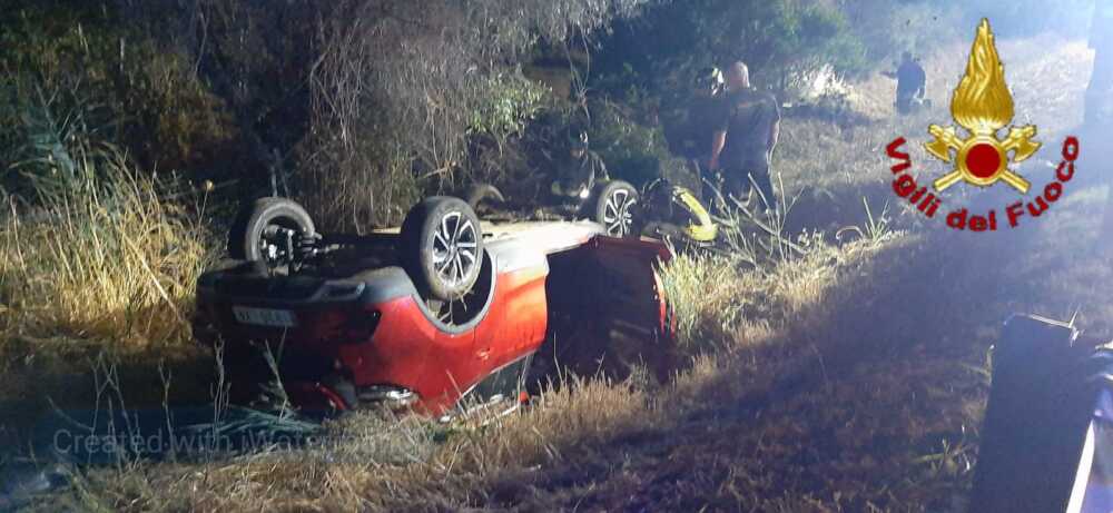 auto ribaltata vvf vigili fuoco pompieri cunetta