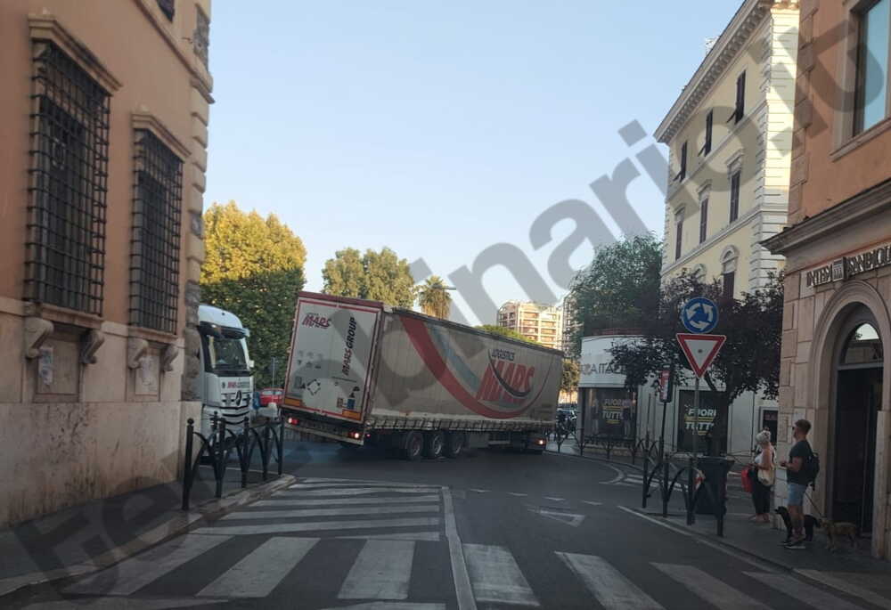 camion rotatoria civitavecchia3 camion rotatoria civitavecchia3