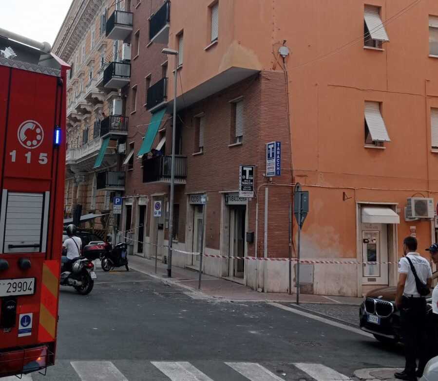 cornicione via cialdi civitavecchia vvf vigili fuoco pompieri (2)