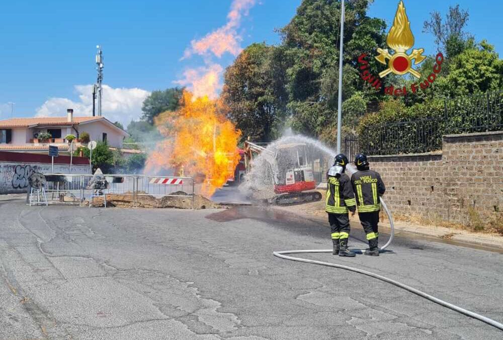 Fuga di gas con fiamme in strada: pompieri al lavoro a Capena