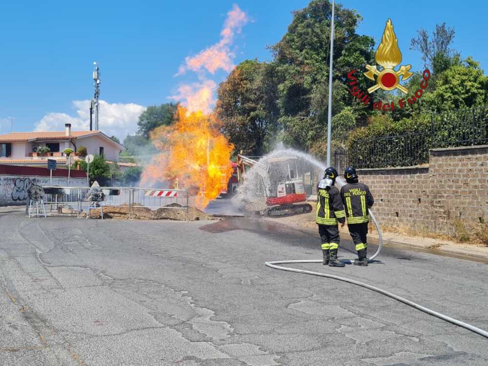 fuga gas fiamme vvf vigili fuoco pompieri (3) fuga gas fiamme vvf vigili fuoco pompieri (1)