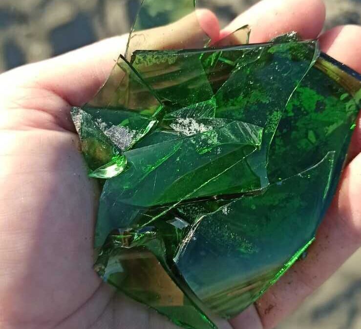 “Cocci di bottiglia sulla spiaggia di Ladispoli”