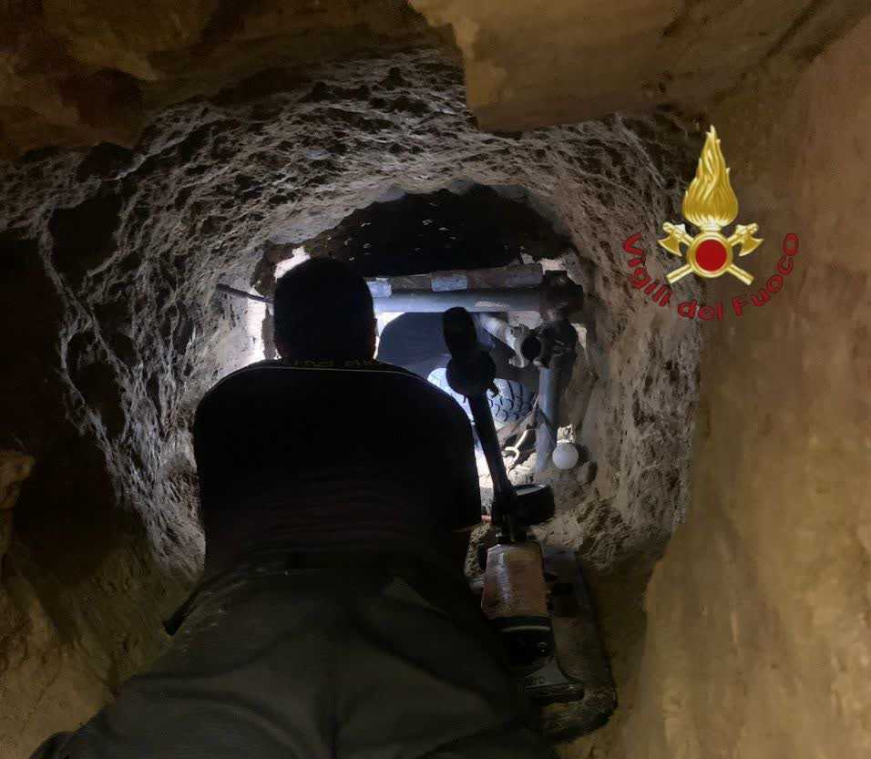 vigili del fuoco sotto terra