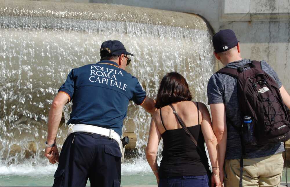 municipale roma capitale agente fontana turisti municipale roma capitale agente fontana turisti