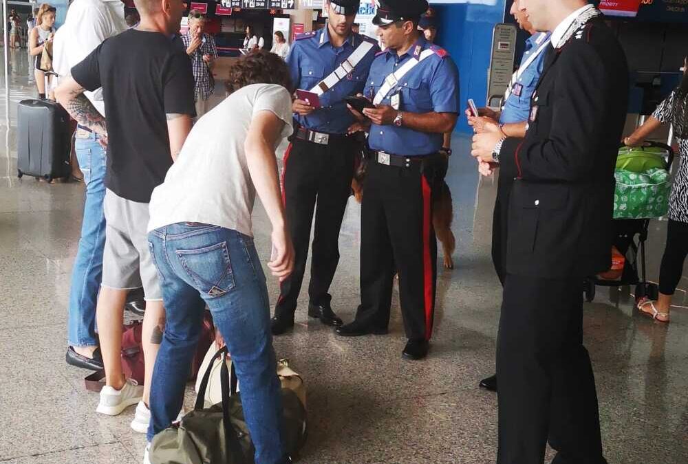 Tentano di rubare nei duty free nell’aeroporto di Fiumicino, 5 denunciati dai Carabinieri