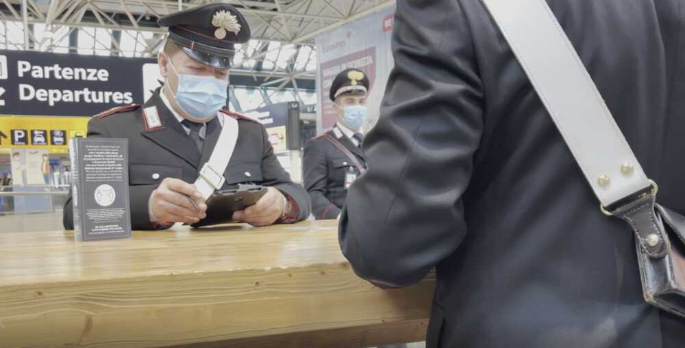 In 8 tentano di rubare sigari, profumi e alcolici dal duty free di Fiumicino: presi dai Carabinieri