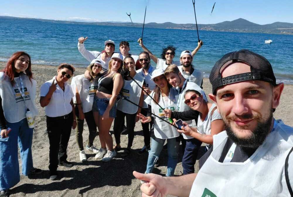 Raccolti 10 sacchi di rifiuti abbandonati a Bracciano
