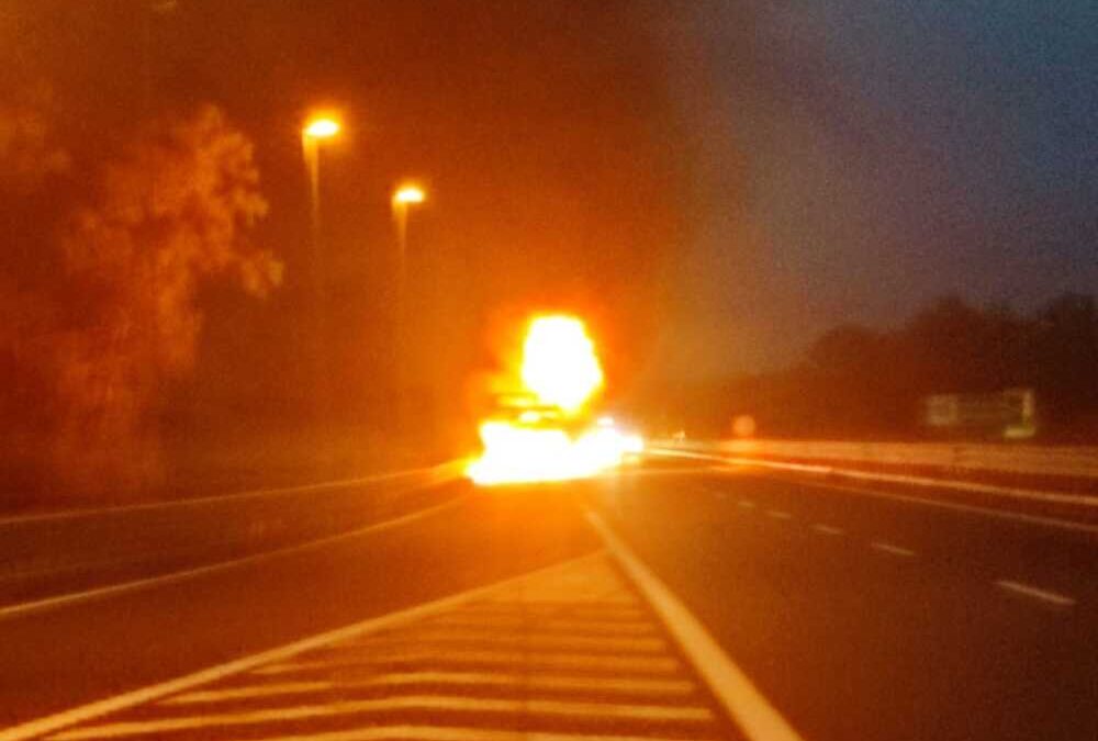 Autocarro in fiamme sulla A12, traffico bloccato in direzione Roma