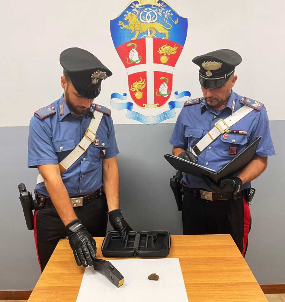 droga e il taser sequestrati dai Carabinieri a Casalotti