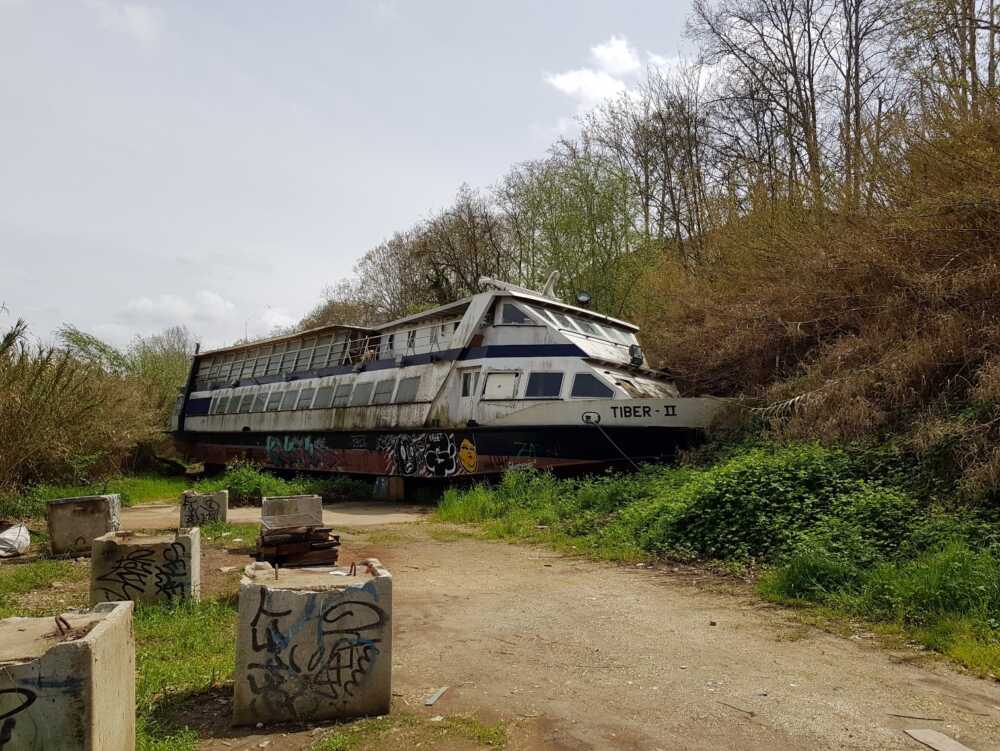 barca tevere rimossa tiber II barca tevere rimossa tiber II