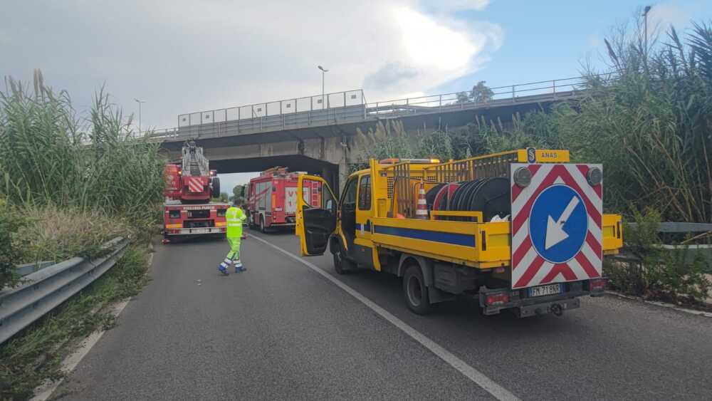 viadotto aeroporto fiumicino pompieri vvf vigili fuoco anas calcinacci corridoio c5 (2) viadotto aeroporto fiumicino pompieri vvf vigili fuoco anas calcinacci corridoio c5 (2)