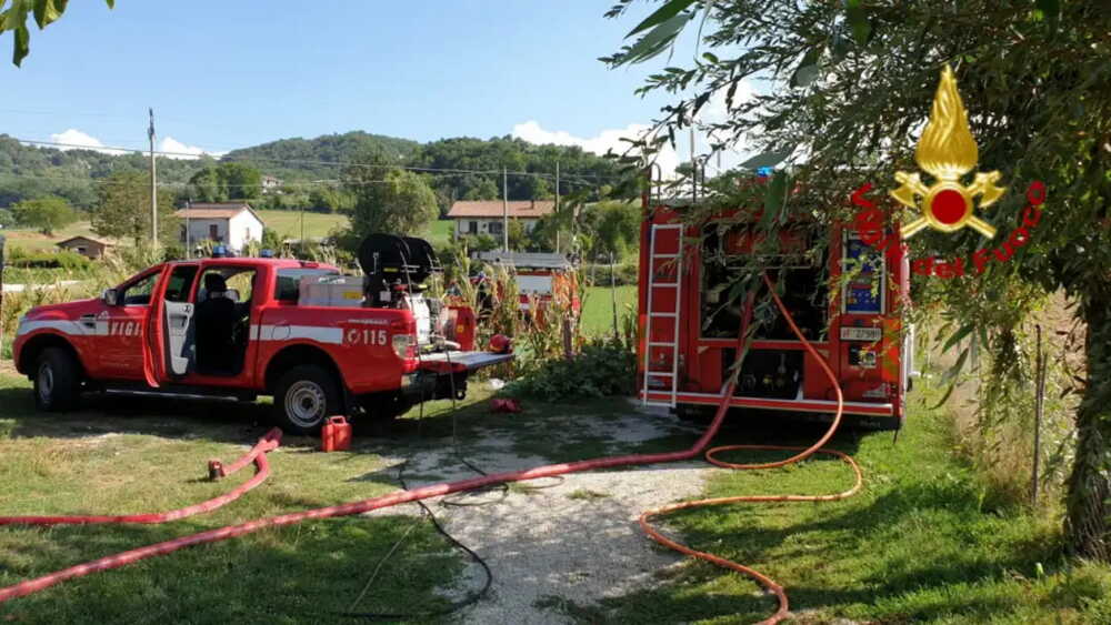 vigili-del-fuoco-sentiero-escursionista vvf pompieri campagna canale fossato 2 vigili-del-fuoco-sentiero-escursionista vvf pompieri campagna canale fossato 2