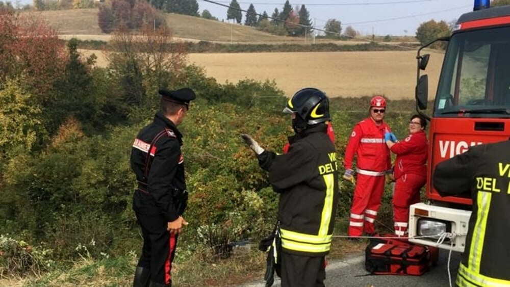 vigili-del-fuoco-sentiero-escursionista vvf pompieri campagna canale fossato carabinieri