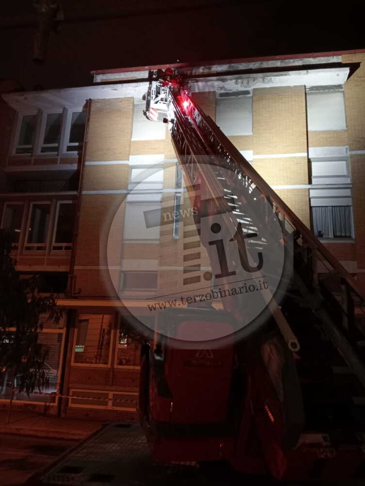 vvf vigili fuoco pompieri civitavecchia autoscala notte 1