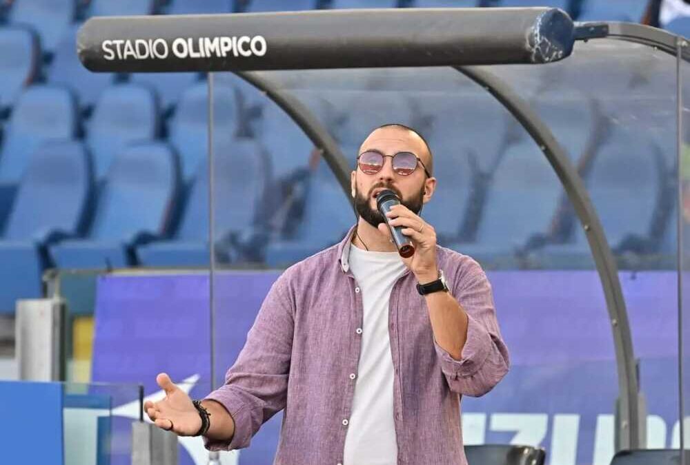 Di padre in figlio, Alan Donati all’Olimpico canta l’inno della Lazio con dedica a Maestrelli
