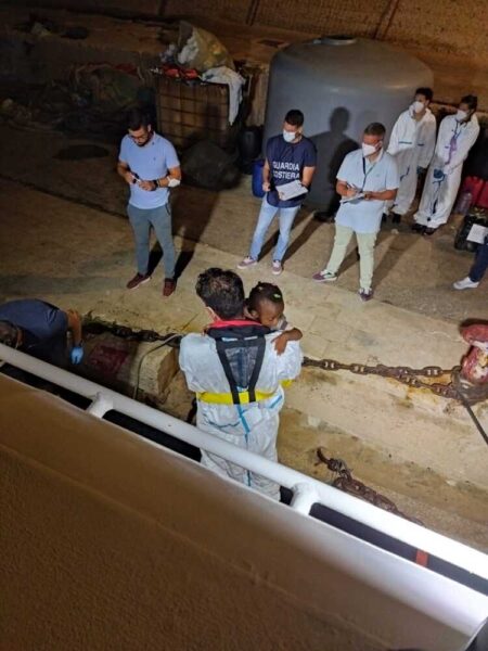 CP 305 a lampedusa 3 migranti salvati