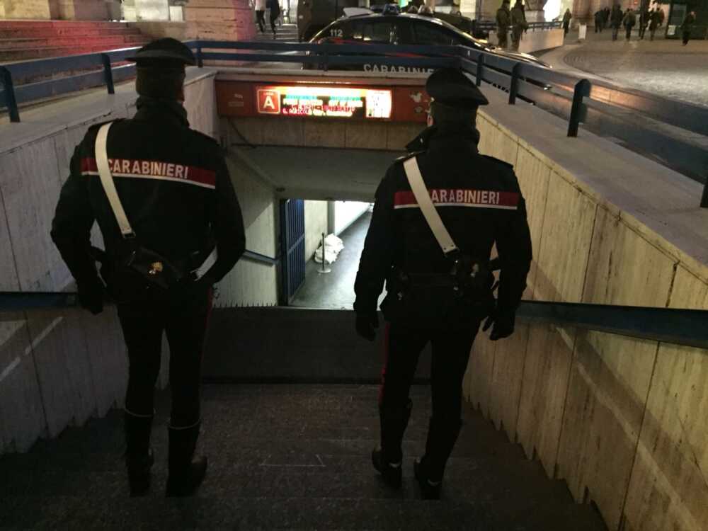 Carabinieri fermata metropolitana