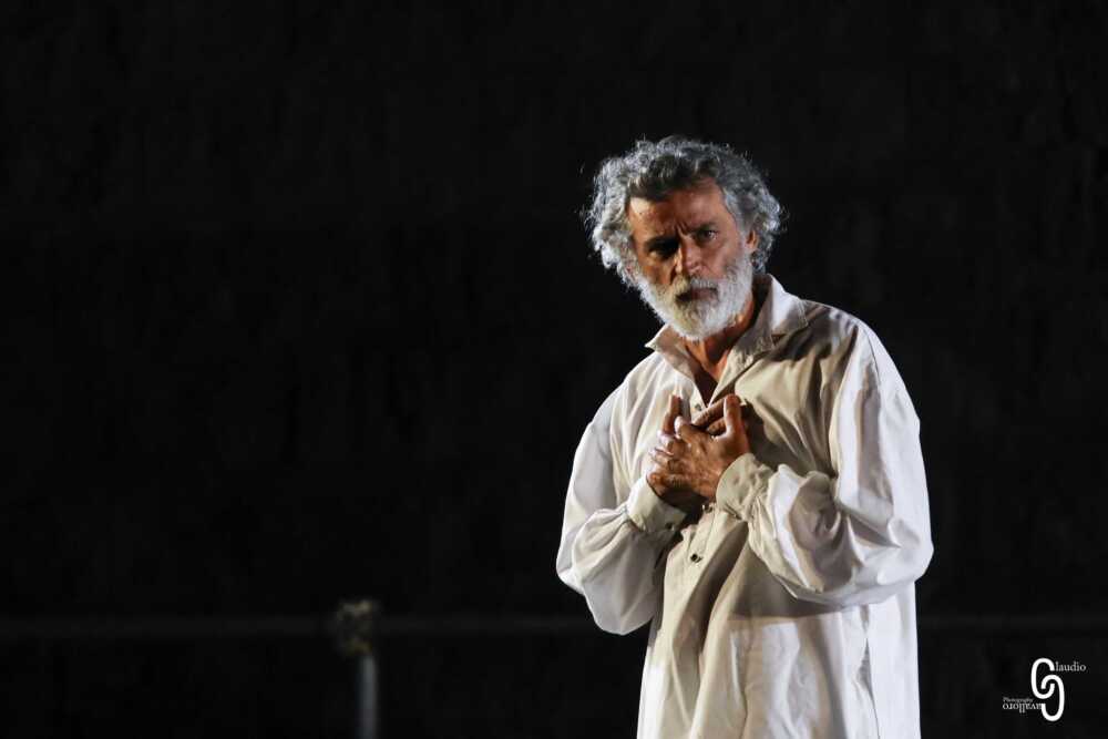 Teatro, si apre la stagione al “Falk” di Tarquinia: comincia il Pirandello di Enrico Lo Verso