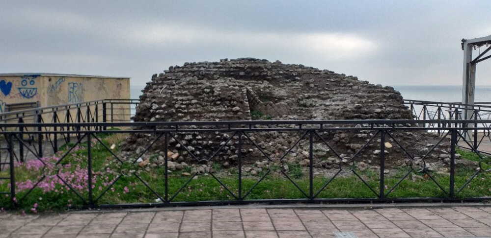 MAUSOLEO SUL LUNGOMARE DI MARINA DI PALO