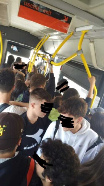 bus affollato cerveteri ragazzi