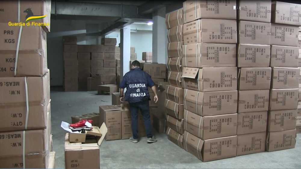 finanza sequestro scarpe