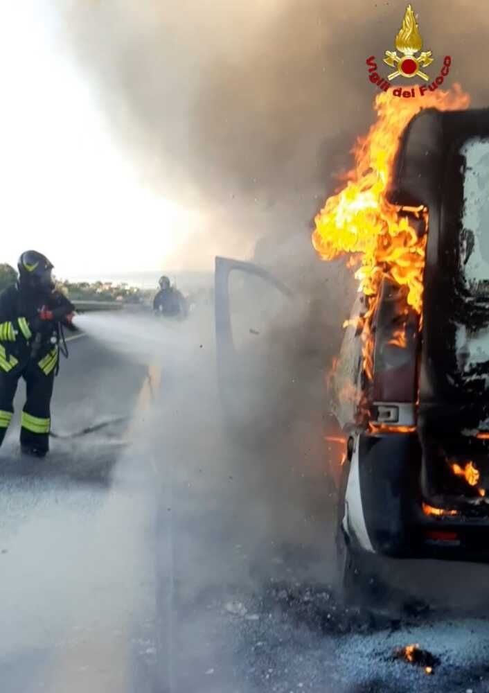 incendio furgone a12 autostrada vvf vigili fuoco pompieri