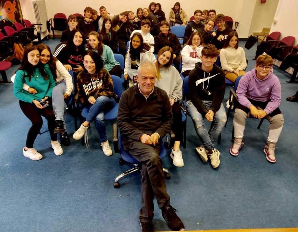 Alessio Gismondi con gli studenti dell’Istituto Baccelli Alessio Gismondi con gli studenti dell'Istituto Baccelli