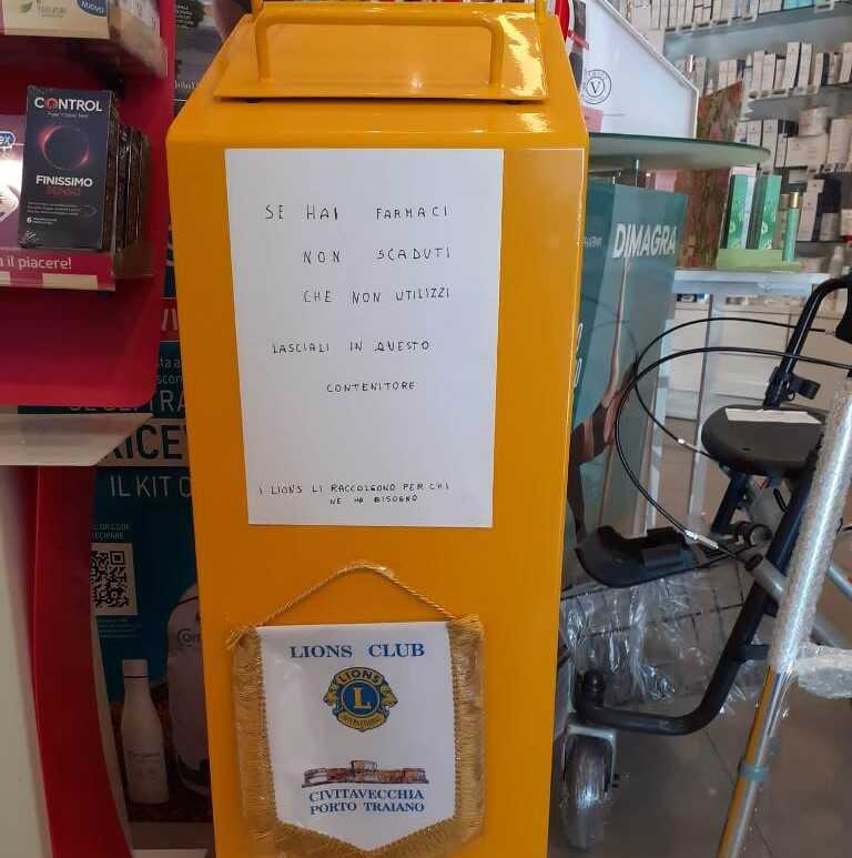 Contenitore farmaci non scaduti.