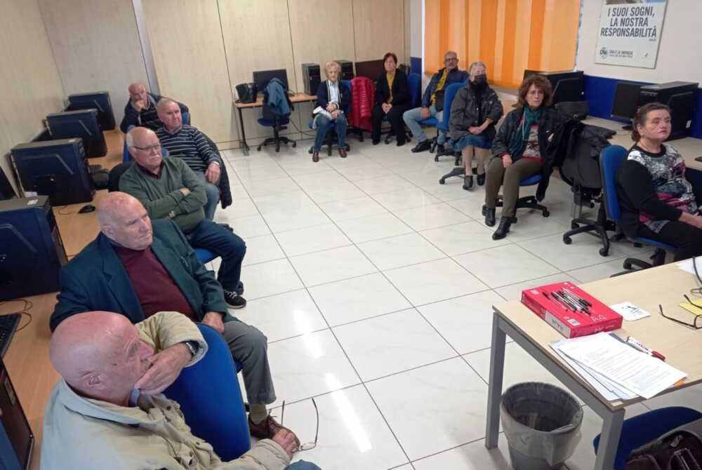 L’aula di CNA Sostenibile cna pensionati a lezione di smartphone