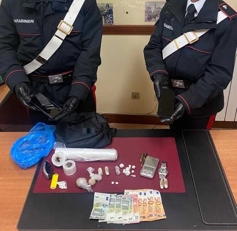 PROVINCIALE – Parte della droga e i soldi sequestrati dai Carabinieri (1) carabinieri droga
