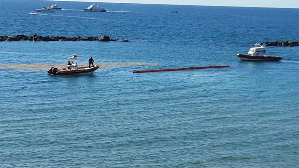 esercitazione santa marinella guardia costiera chiazza i mare