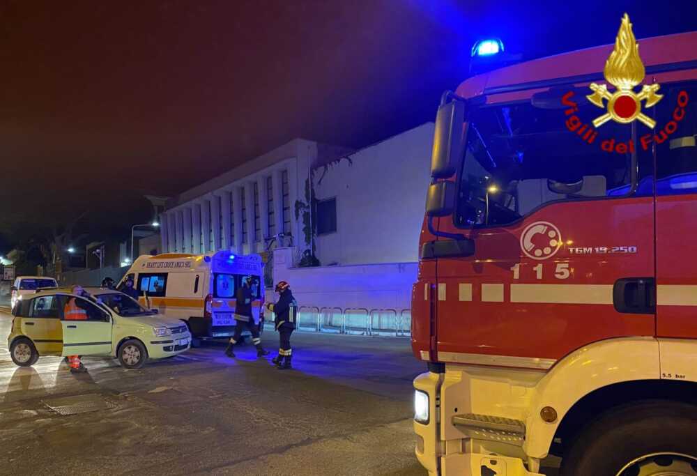 incidente mediana rotatoria civitavecchia vvf vigili fuoco pompieri