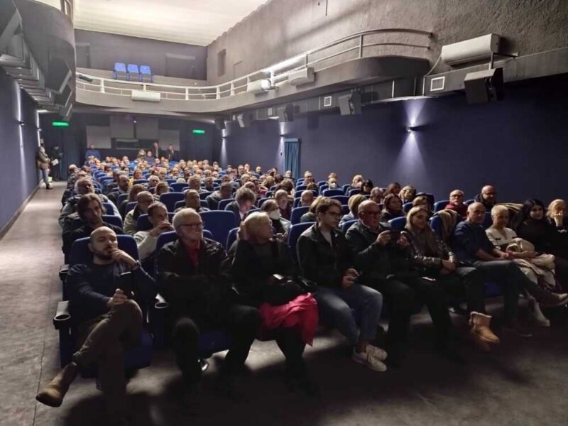 sala cinema moderno piena