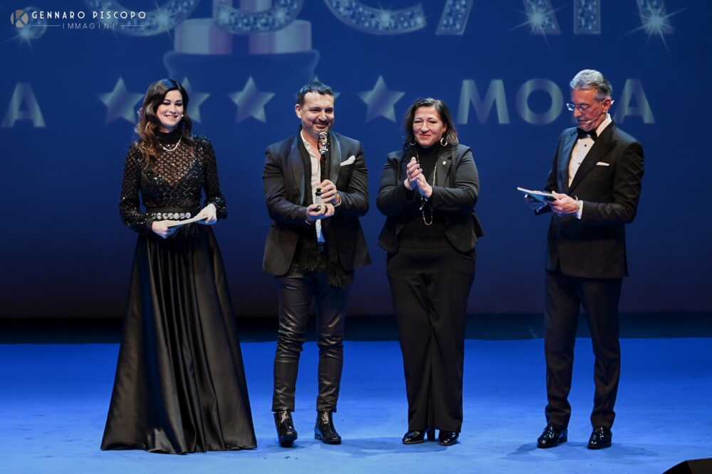 Foto premiazione Oscar della Moda 2022 ciambella oscar della moda