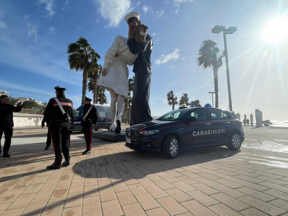 carabinieri civitavecchia statua bacio