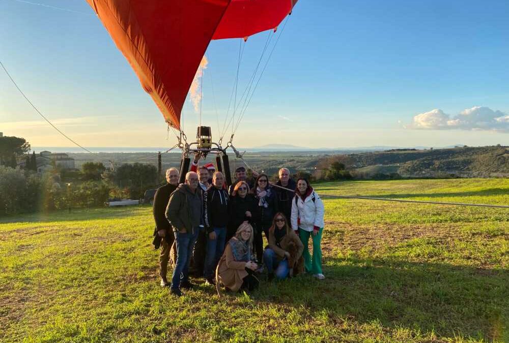 Babbo Natale e gli elfi di nuovo a Tarquinia il 23 e il 24 e torna la mongolfiera