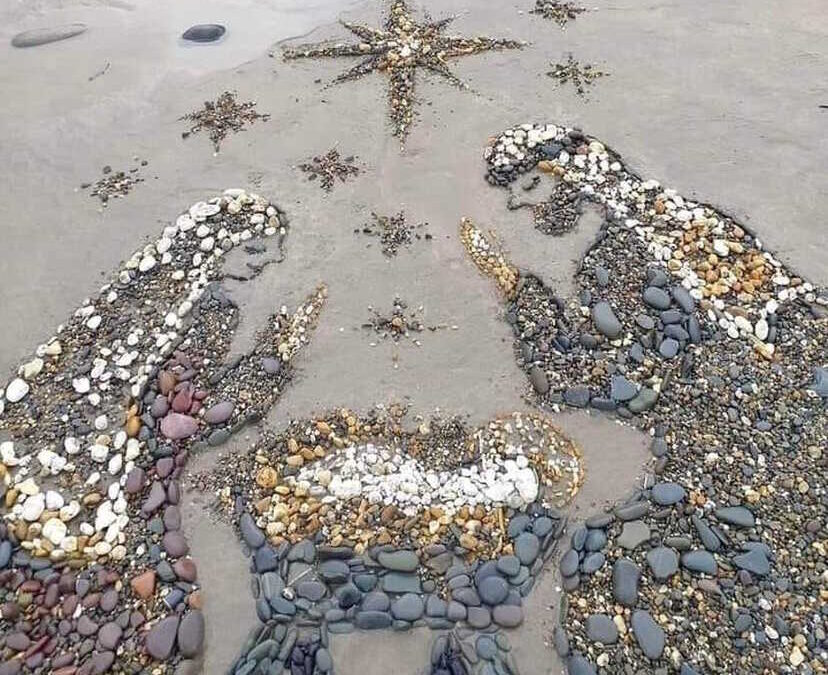 Presepe di sassi creato sulla spiaggia di Campo di Mare da Sergio Moretti