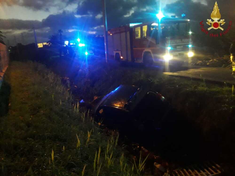 auto canale incidente fiumicino vvf vigili fuoco pompieri auto canale incidente fiumicino vvf vigili fuoco pompieri