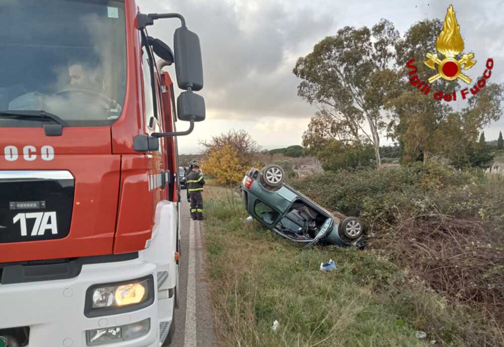 auto cappottata via terme traiano civitavecchia vvf vigili fuoco pompieri incidente auto cappottata via terme traiano civitavecchia vvf vigili fuoco pompieri incidente