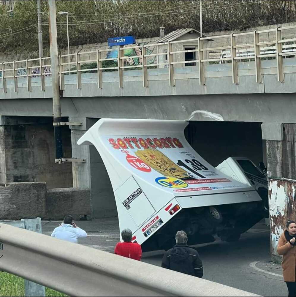 camion vela incastrato campo oro civitavecchia