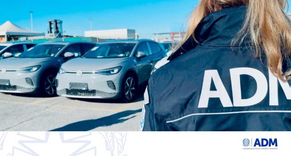 Auto elettriche cinesi sequestrate dalle Dogane al porto di Civitavecchia
