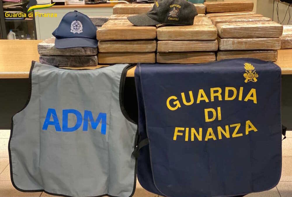 Coca nascosta fra le banane: Finanza e Dogane ne trovano 72 kg al porto di Civitavecchia