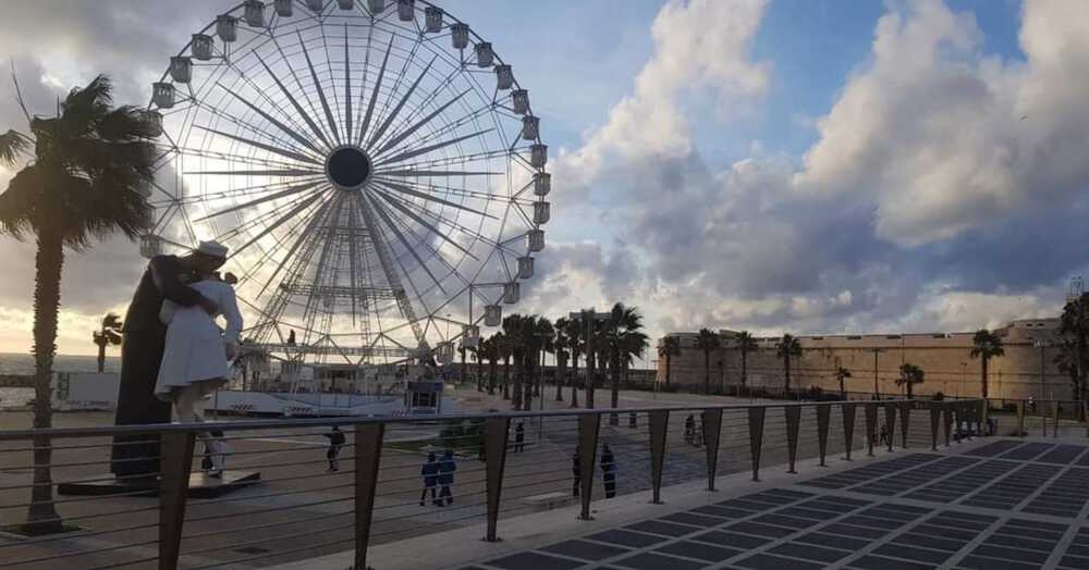 ruota panoramica civitavecchia statua bacio 1 ruota panoramica civitavecchia statua bacio 2