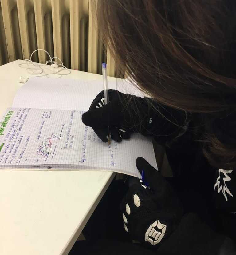 studente studentessa guanti freddo scuole