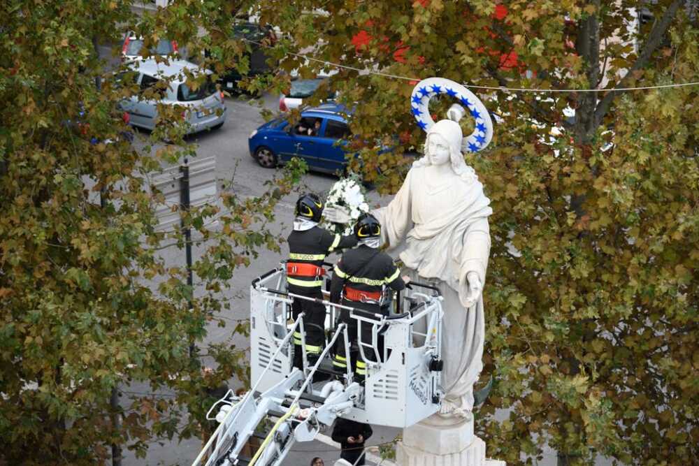 Omaggio floreale dei pompieri all’Immacolata di Civitavecchia
