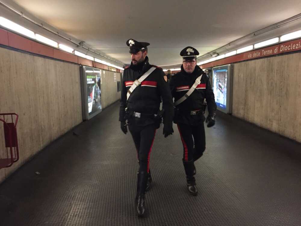 Controlli dei Carabinieri presso le stazioni metro (3) Controlli dei Carabinieri presso le stazioni metro (3)
