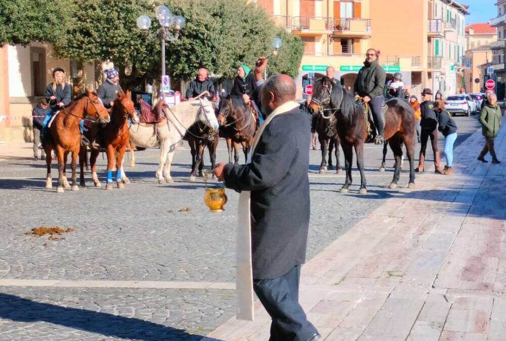 Tolfa, una domenica tra la benedizione degli animali e il corteo d’apertura del Carnevale