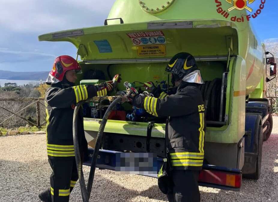 Cisterna di gas fuori strada a Trevignano, intervengono i Vigili del Fuoco